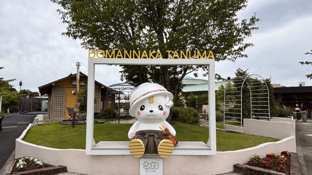 道の駅どまんなかたぬまのフォトフレームとさのまる像