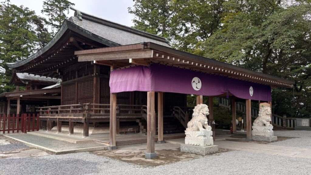 唐沢山神社の拝殿(紫の幕と狛犬)