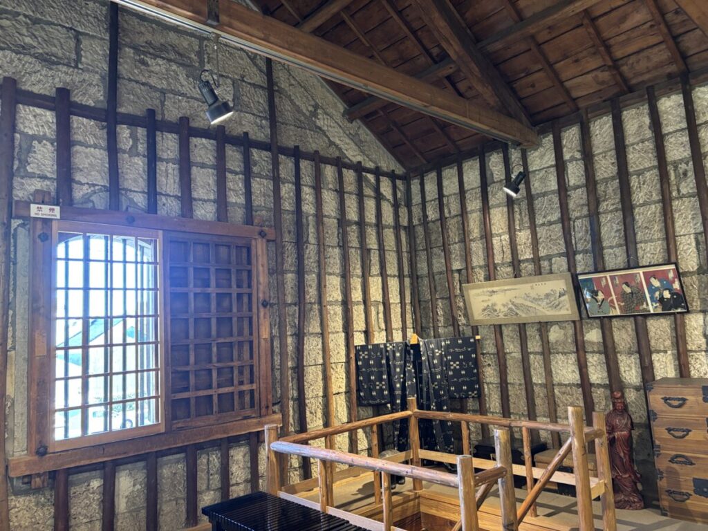 横山郷土館の館内に展示された道具や品々