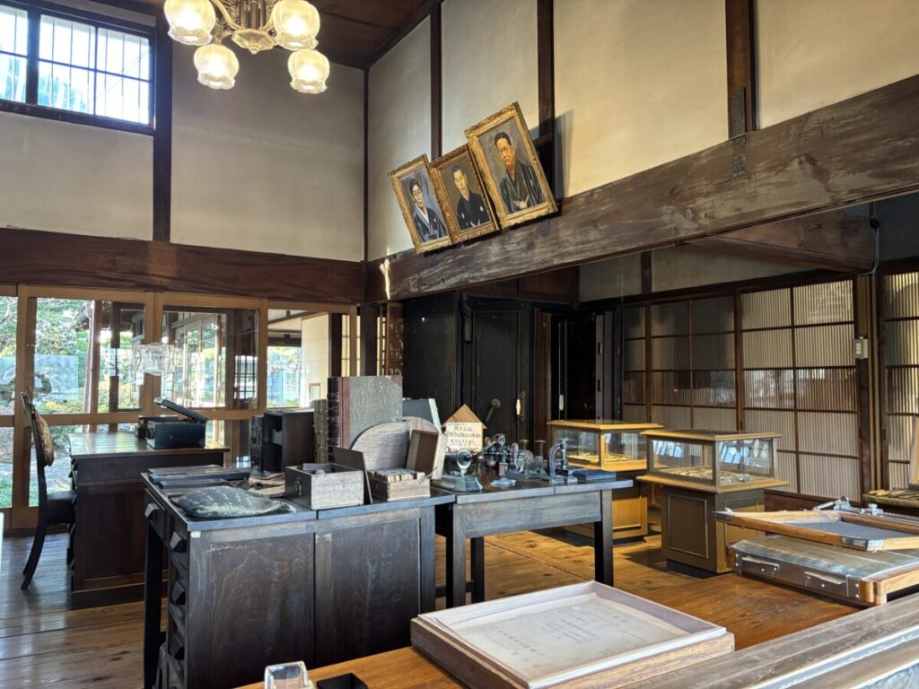 横山郷土館の銀行だった部屋。帳場や金庫、歴代当主の肖像画