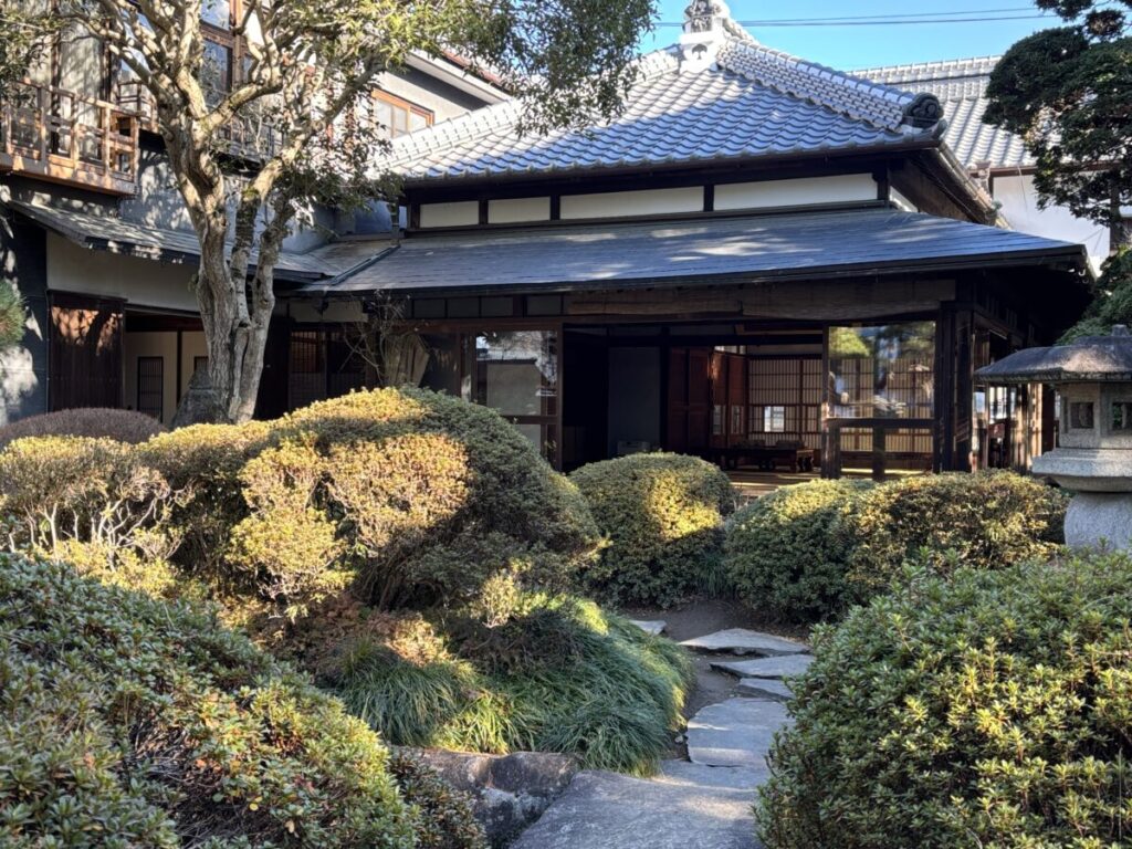 国の登録有形文化財の住居を裏庭からみた外観画像