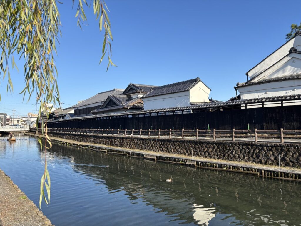 晴天の巴波川と蔵の街並みの画像