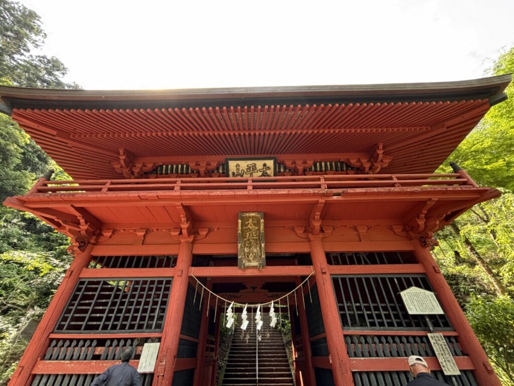 太平山神社の山門、緑の木々の中に真っ赤な山門の画像