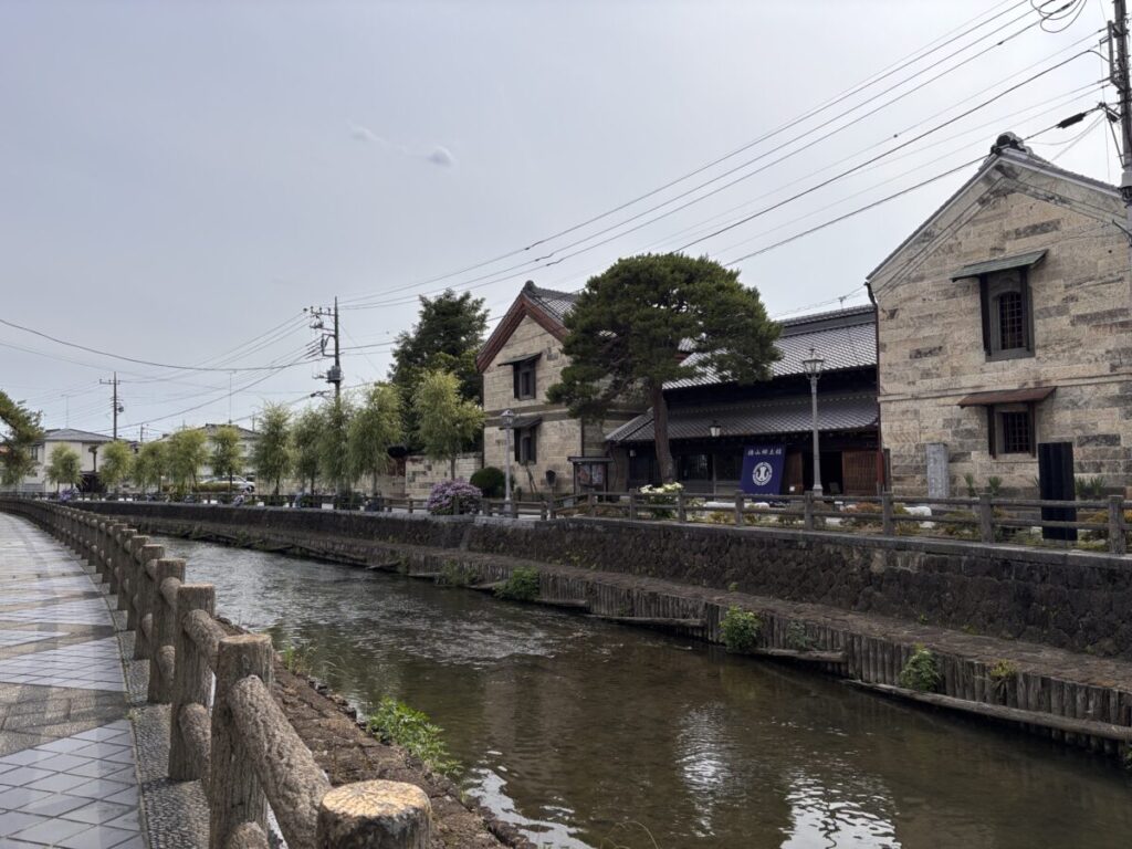 横山郷土館の中庭から見た蔵と建物の風景