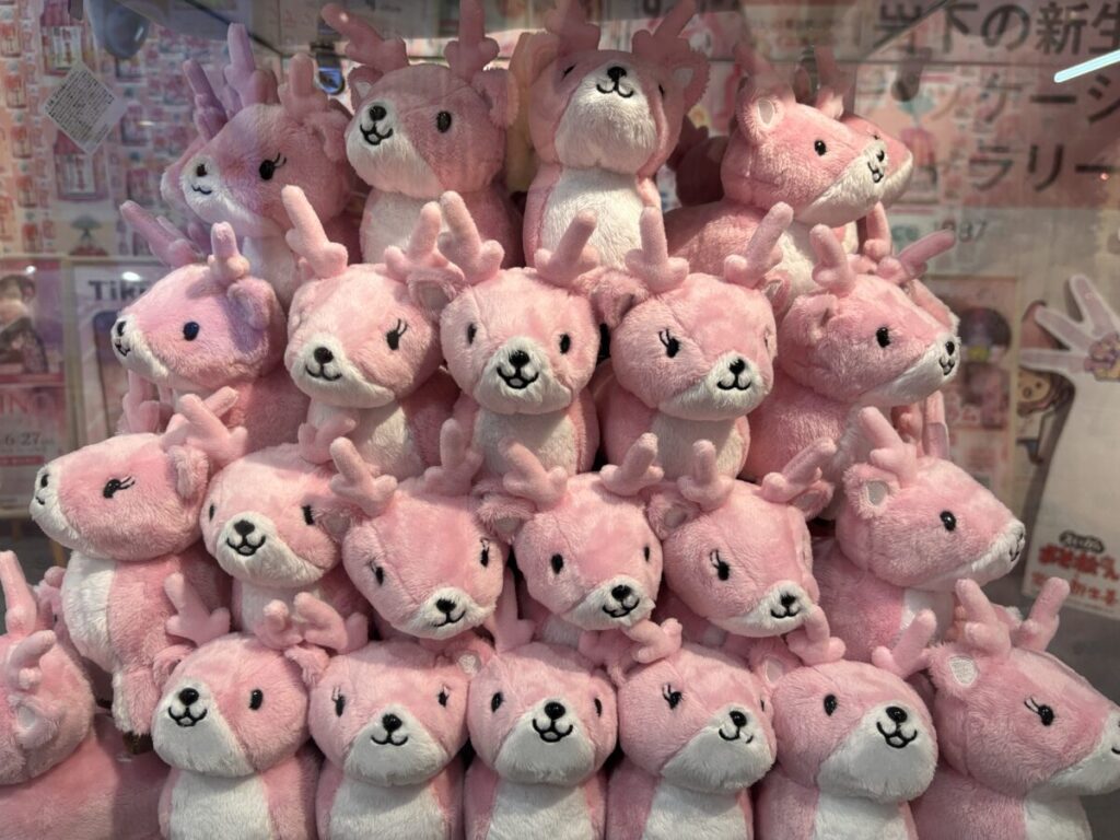岩下の新生姜ミュージアムの館内にある公式キャラクターイワシカちゃんのぬいぐるみ