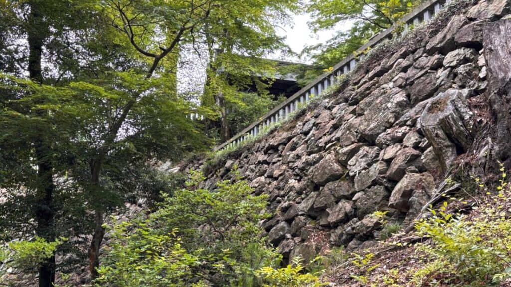 唐沢山城跡に残る野面積みの高石垣