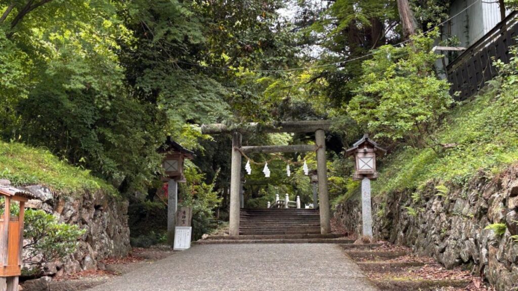 唐沢山神社の参道入口の鳥居と石段