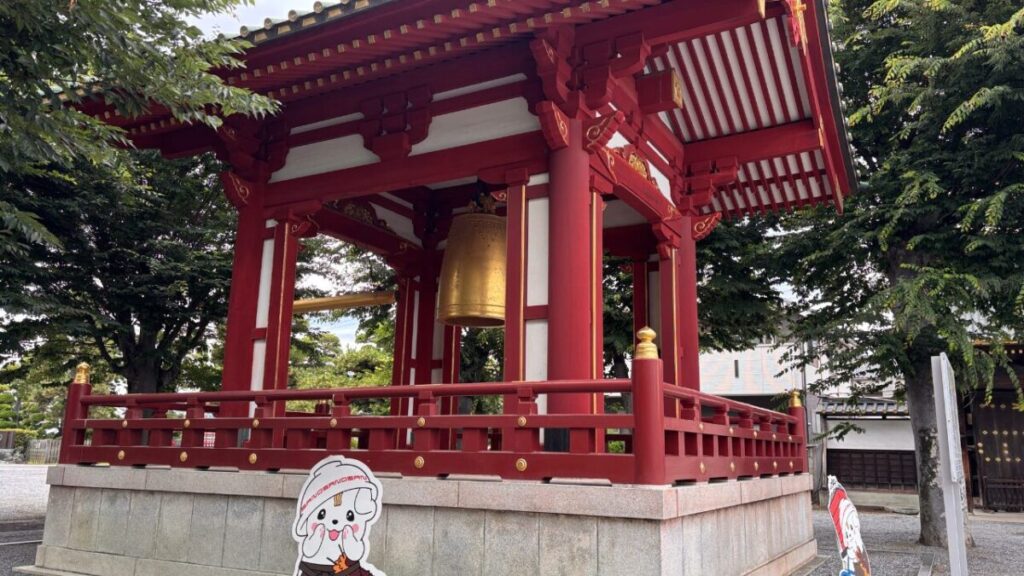 佐野厄除け大師の金色に輝く大梵鐘と鐘楼