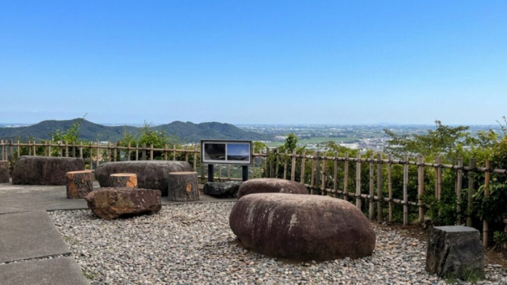 唐沢山の展望スペースにある腰かけられる大きな石