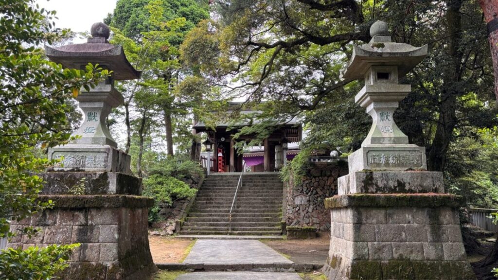 唐沢山神社の参道に並ぶ灯籠と社殿への石段