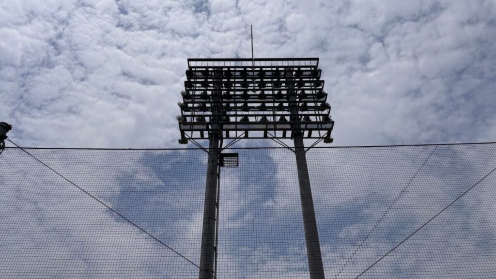 夕方から夜の試合をてらす、スタジアムの照明塔。