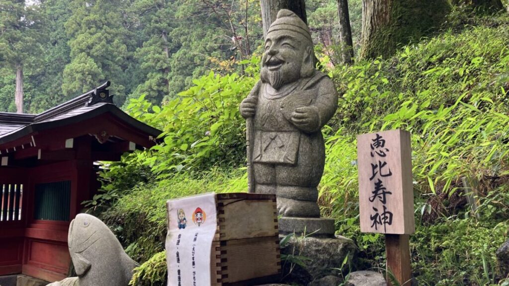 日光二荒山神社の境内にまつられた、笑顔の恵比寿神の石像