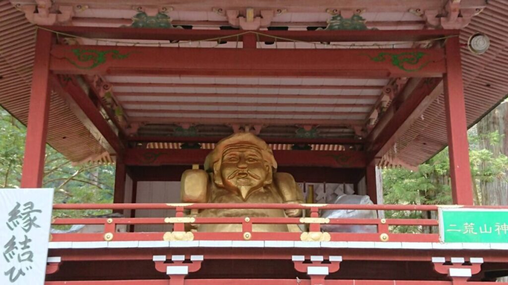 日光二荒山神社にまつられた、金色に輝く縁結びの神様の像
