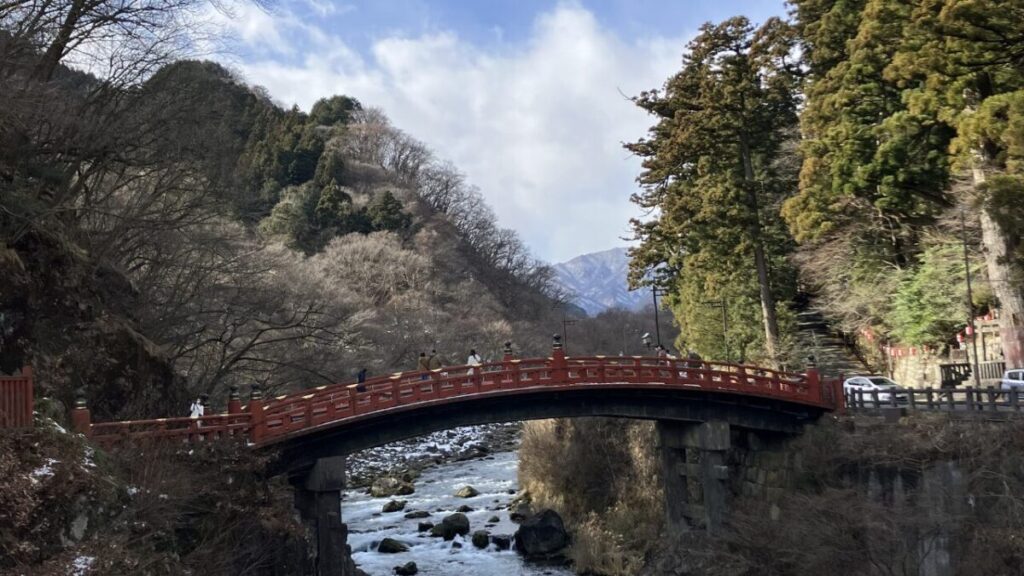 大谷川に架かる朱塗りの神橋。日光山内の表玄関にかかる橋
