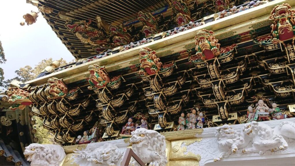 日光東照宮・陽明門の金色と極彩色の彫刻。白い唐獅子や龍、人物像