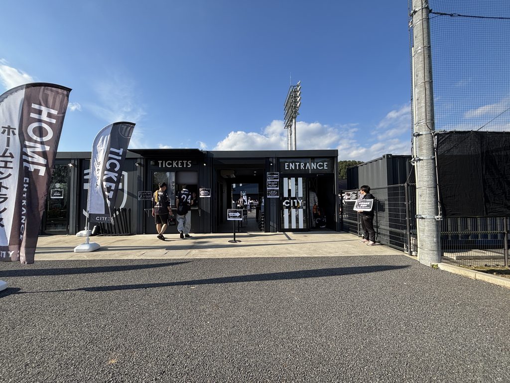 当日チケット売り場とホーム席エントランス