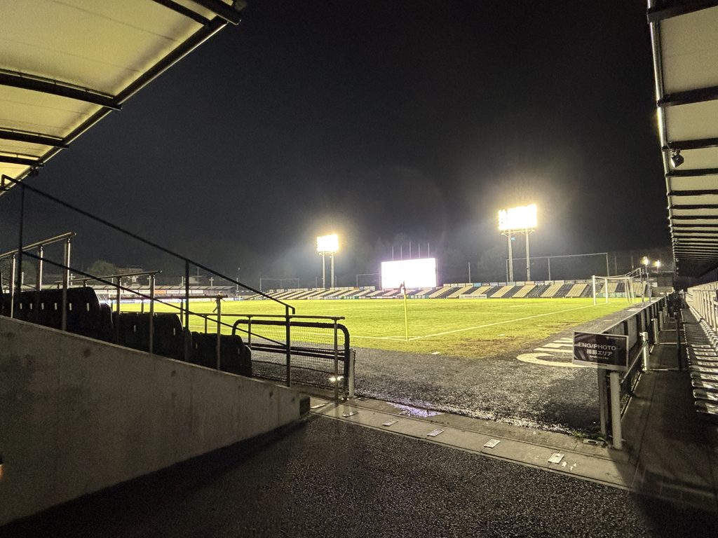 スタジアム内のビジター席入口からみたピッチと座席