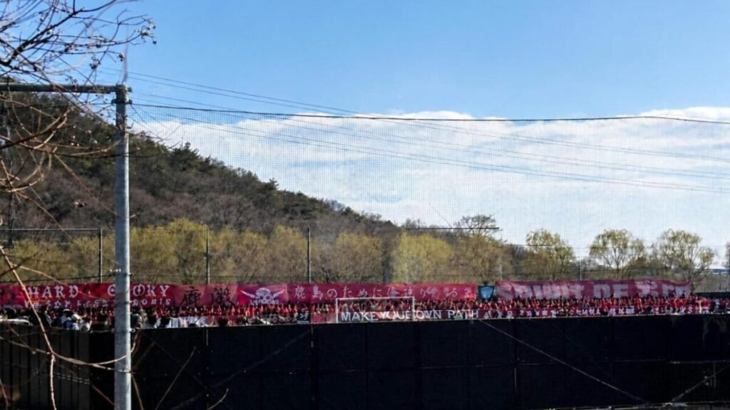 スタジアムの外から見えた、鹿島アントラーズサポーターの真っ赤な応援席