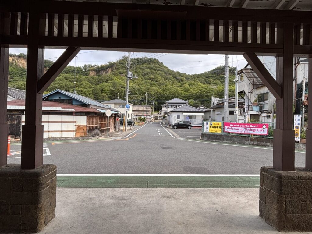JR両毛線岩舟駅の駅舎出口から見える景色。休日おでかけパスのフリーエリア内にある無人駅